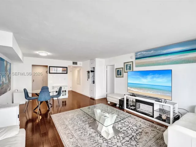 2-bedroom condo for rent in Hollywood - 2201 S Ocean Dr 608 - MondialRealty