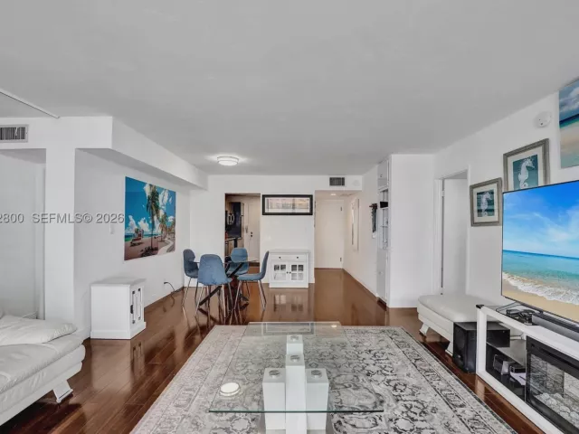 2-bedroom condo for rent in Hollywood - 2201 S Ocean Dr 608 - MondialRealty