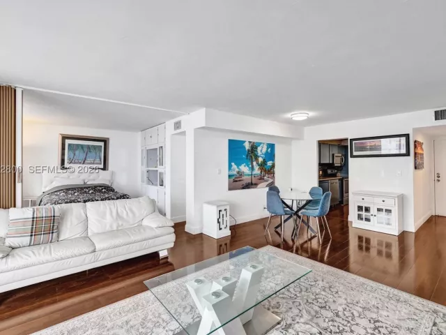 2-bedroom condo for rent in Hollywood - 2201 S Ocean Dr 608 - MondialRealty