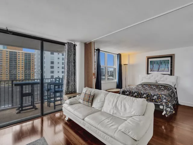 2-bedroom condo for rent in Hollywood - 2201 S Ocean Dr 608 - MondialRealty