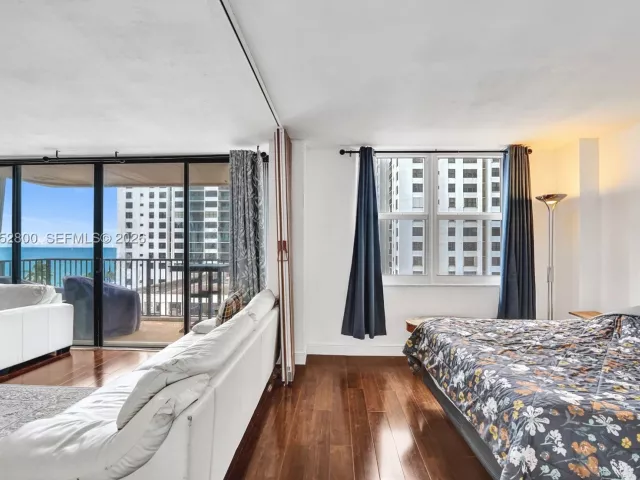 2-bedroom condo for rent in Hollywood - 2201 S Ocean Dr 608 - MondialRealty