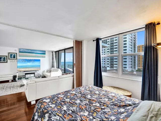 2-bedroom condo for rent in Hollywood - 2201 S Ocean Dr 608 - MondialRealty
