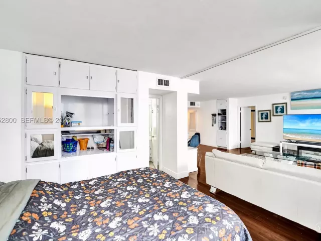 2-bedroom condo for rent in Hollywood - 2201 S Ocean Dr 608 - MondialRealty