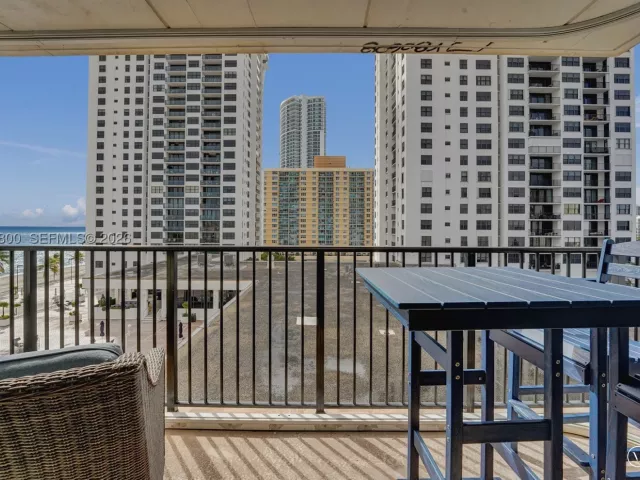 2-bedroom condo for rent in Hollywood - 2201 S Ocean Dr 608 - MondialRealty