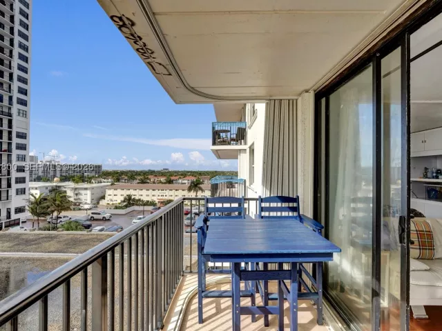2-bedroom condo for rent in Hollywood - 2201 S Ocean Dr 608 - MondialRealty