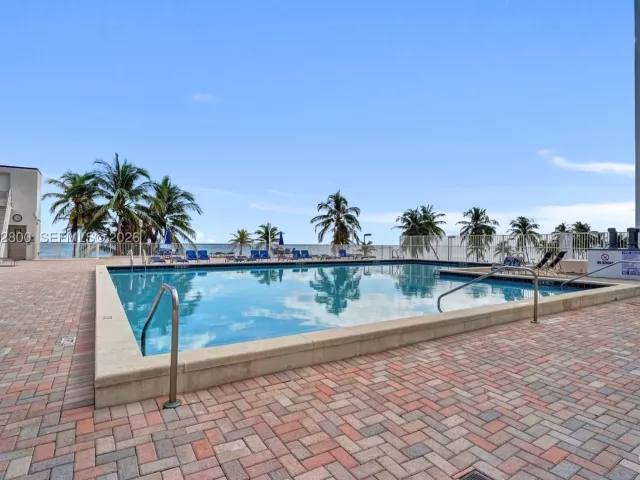 2-bedroom condo for rent in Hollywood - 2201 S Ocean Dr 608 - MondialRealty