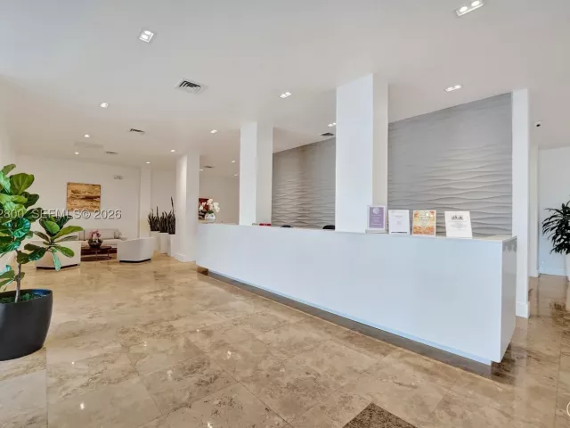 2-bedroom condo for rent in Hollywood - 2201 S Ocean Dr 608 - MondialRealty