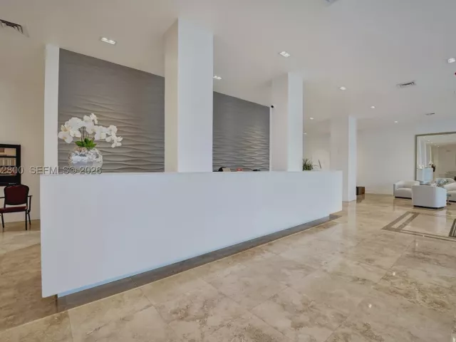 2-bedroom condo for rent in Hollywood - 2201 S Ocean Dr 608 - MondialRealty