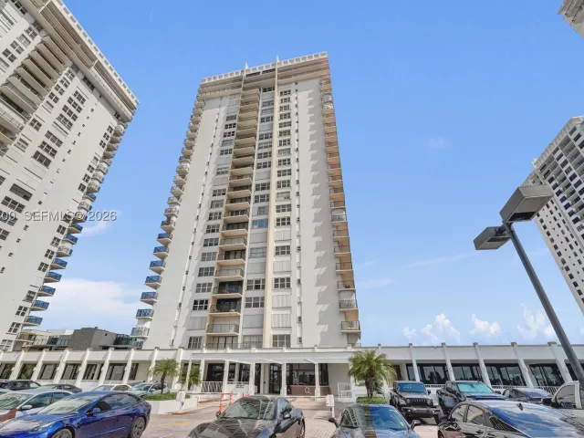 2-bedroom condo for rent in Hollywood - 2201 S Ocean Dr 608 - MondialRealty