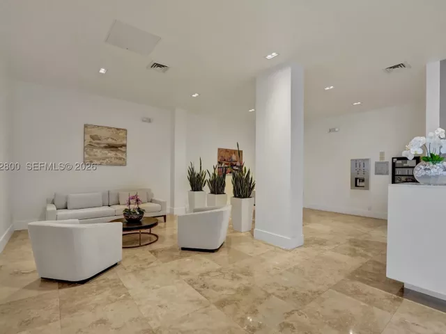2-bedroom condo for rent in Hollywood - 2201 S Ocean Dr 608 - MondialRealty