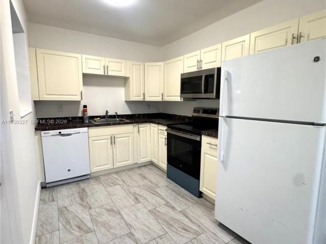 Home for rent at 1511 NE 42nd Street - photo 7478088