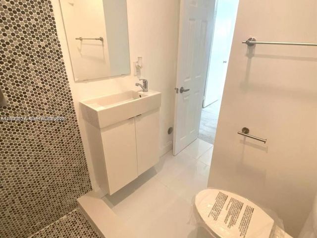 Home for rent at 1511 NE 42nd Street - photo 7478095