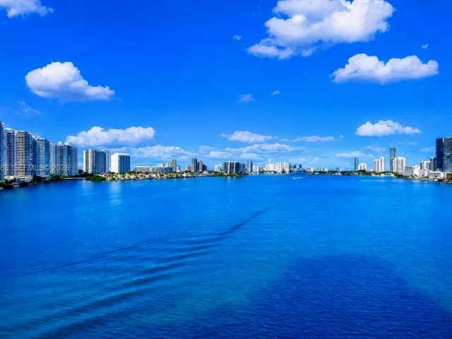 2-bedroom condo for sale in Sunny Isles Beach - 301 174th St 1018 - MondialRealty