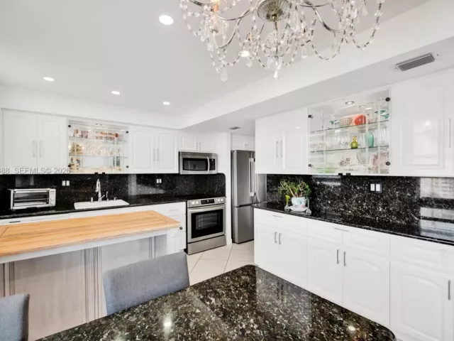 2-bedroom condo for sale in Sunny Isles Beach - 301 174th St 1018 - MondialRealty