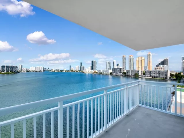 2-bedroom condo for sale in Sunny Isles Beach - 301 174th St 1018 - MondialRealty
