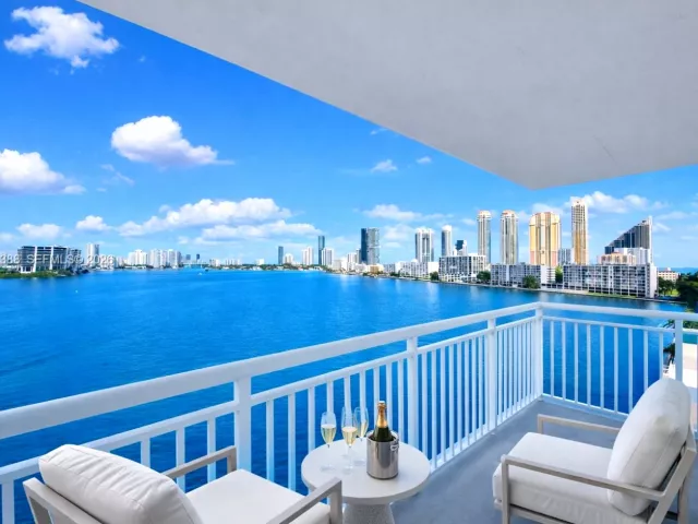 2-bedroom condo for sale in Sunny Isles Beach - 301 174th St 1018 - MondialRealty