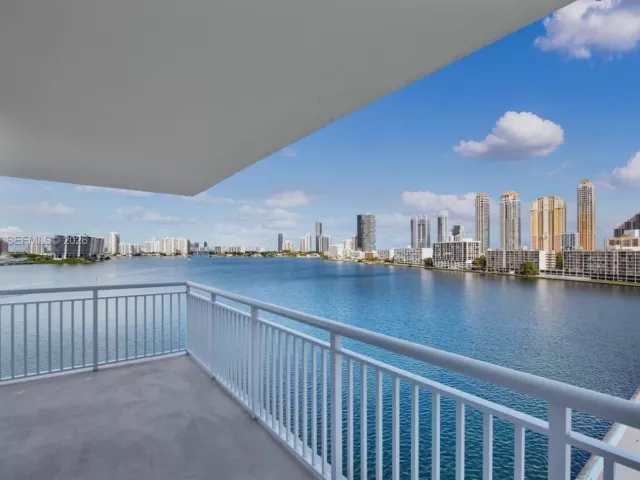 2-bedroom condo for sale in Sunny Isles Beach - 301 174th St 1018 - MondialRealty