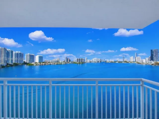 2-bedroom condo for sale in Sunny Isles Beach - 301 174th St 1018 - MondialRealty