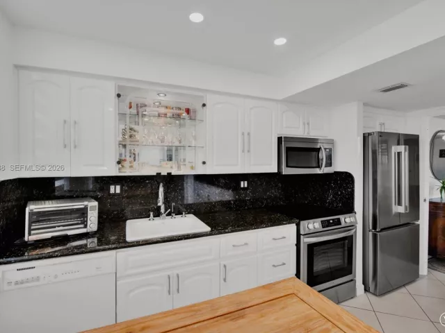 2-bedroom condo for sale in Sunny Isles Beach - 301 174th St 1018 - MondialRealty