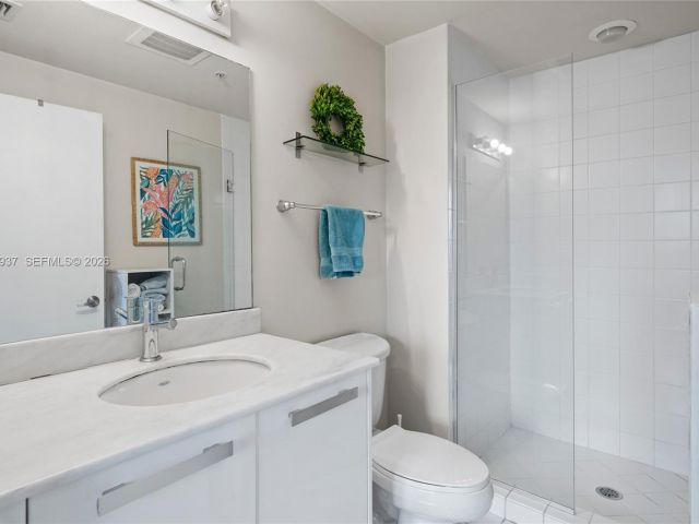 Apartment for sale  Unit #1704 - photo 7260861