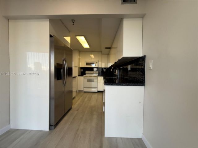 Apartment for rent  Unit #714 - photo 7427368