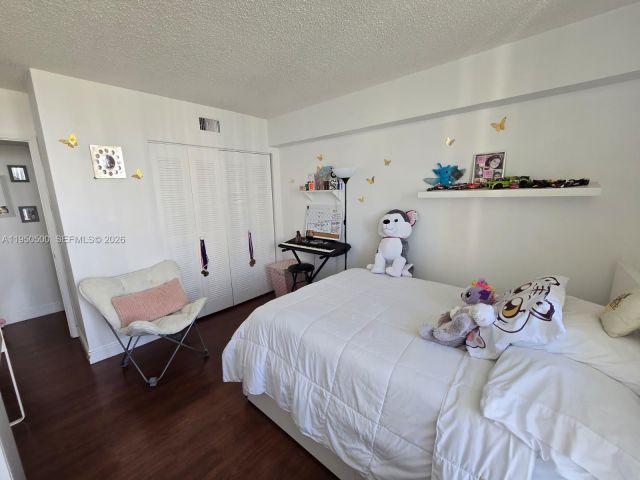 2-bedroom condo for sale in Aventura - 3300 NE 191st St 1202 - MondialRealty