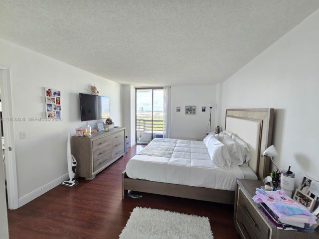 2-bedroom condo for sale in Aventura - 3300 NE 191st St 1202 - MondialRealty