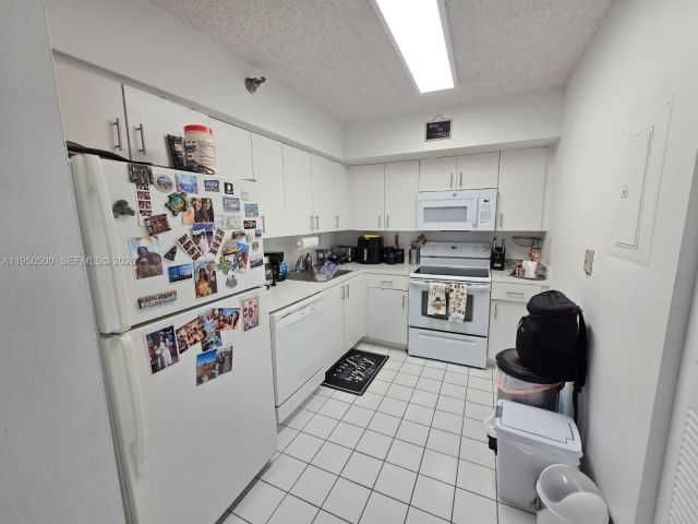 2-bedroom condo for sale in Aventura - 3300 NE 191st St 1202 - MondialRealty