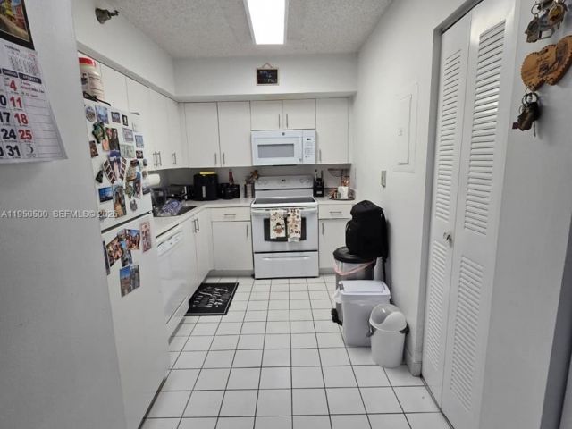 2-bedroom condo for sale in Aventura - 3300 NE 191st St 1202 - MondialRealty