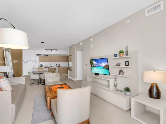 1-bedroom condo for sale in Hollywood - 4111 S Ocean Dr 1507 - MondialRealty