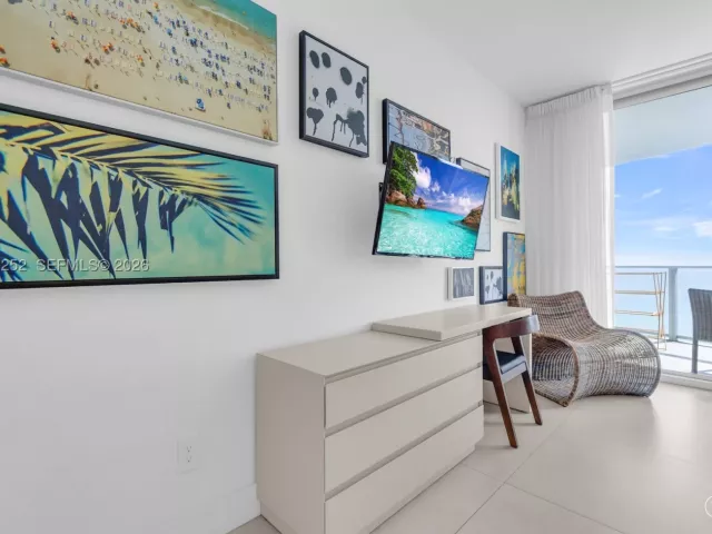 1-bedroom condo for sale in Hollywood - 4111 S Ocean Dr 1507 - MondialRealty