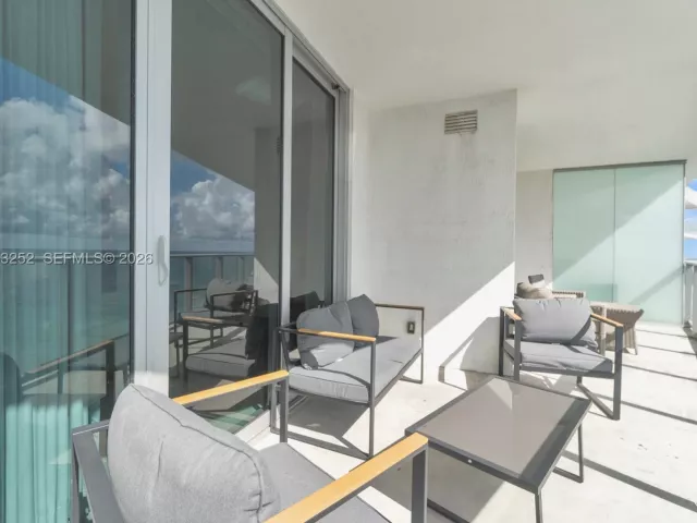 1-bedroom condo for sale in Hollywood - 4111 S Ocean Dr 1507 - MondialRealty