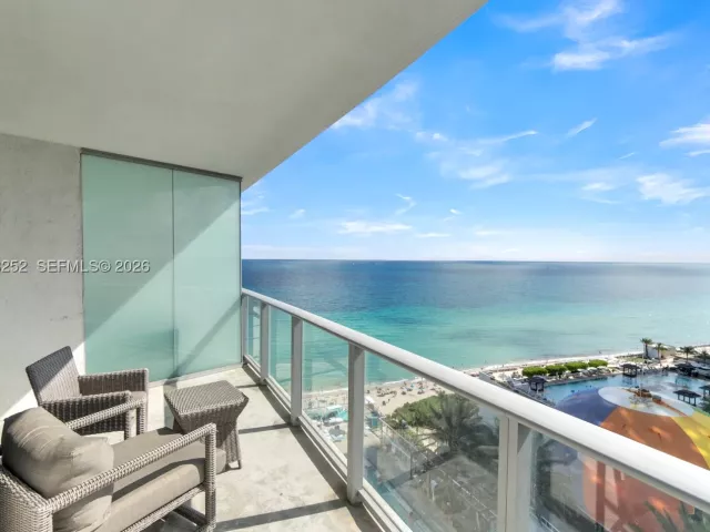 1-bedroom condo for sale in Hollywood - 4111 S Ocean Dr 1507 - MondialRealty