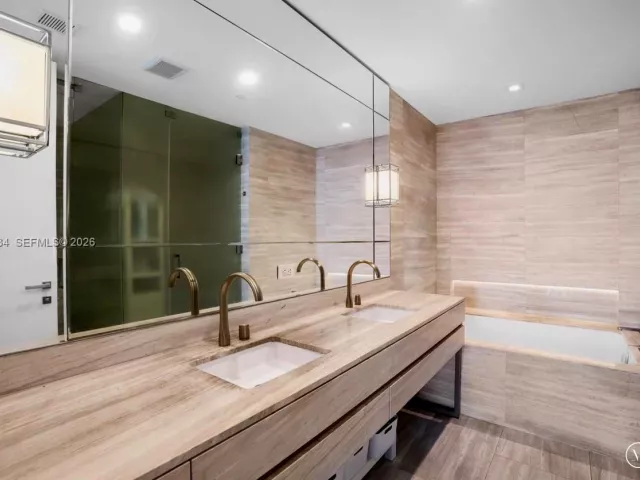 3-bedroom condo for rent in Sunny Isles Beach - 18975 Collins Ave 2101 - MondialRealty