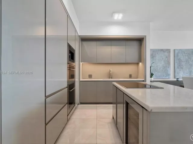 3-bedroom condo for rent in Sunny Isles Beach - 18975 Collins Ave 2101 - MondialRealty