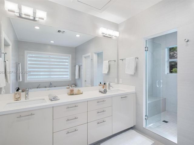 Home for sale at 164 W Mashta Dr - photo 7295343