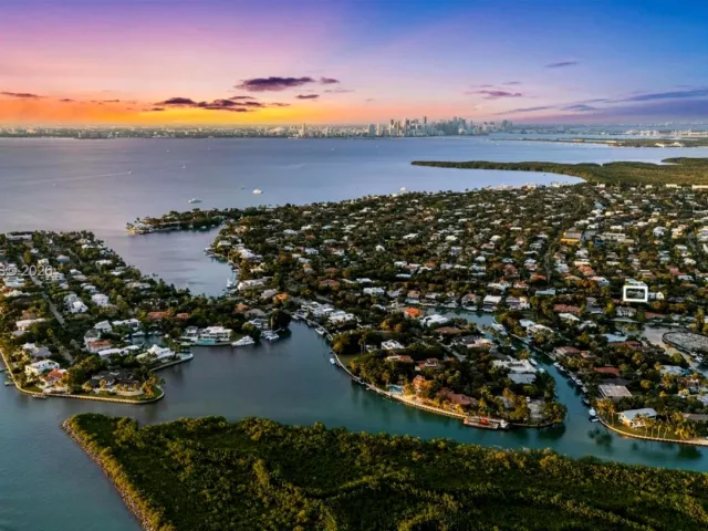 5-bedroom home for sale in Key Biscayne - 164 W Mashta Dr - MondialRealty