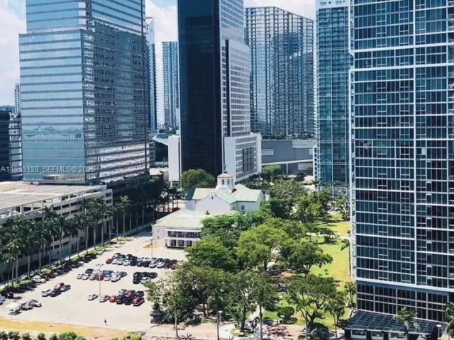 2-bedroom condo for rent in Miami - 701 Brickell Key Blvd 2004 - MondialRealty