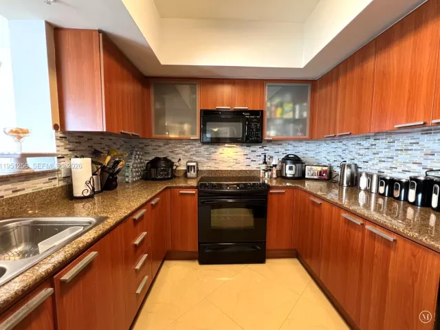 2-bedroom condo for rent in Sunny Isles Beach - 16699 Collins Ave 2109 - MondialRealty