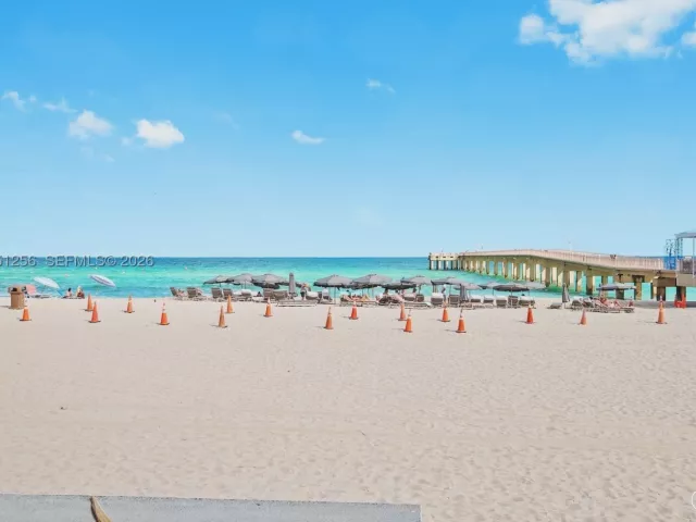 2-bedroom condo for rent in Sunny Isles Beach - 16699 Collins Ave 2109 - MondialRealty