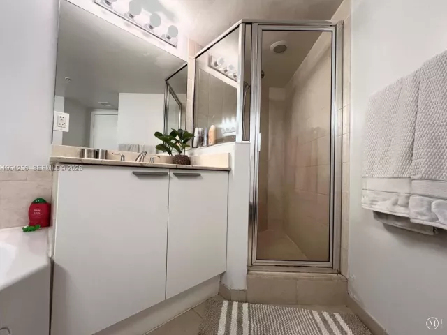 2-bedroom condo for rent in Sunny Isles Beach - 16699 Collins Ave 2109 - MondialRealty