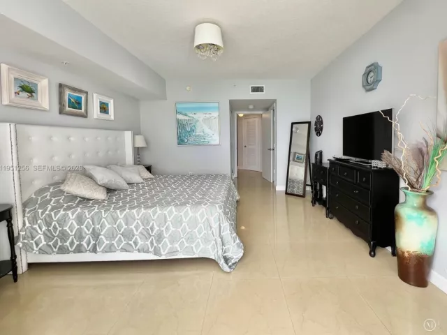 2-bedroom condo for rent in Sunny Isles Beach - 16699 Collins Ave 2109 - MondialRealty