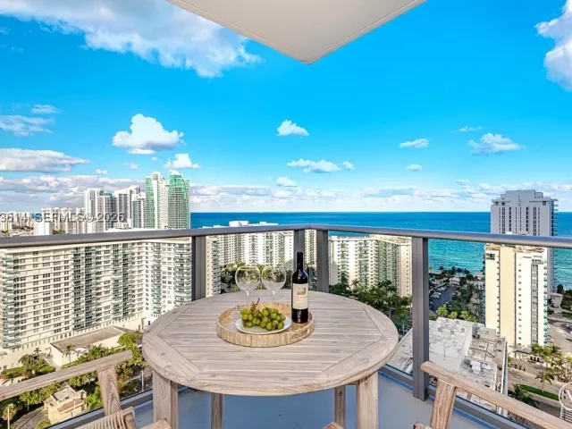 2-bedroom condo for sale in Hollywood - 4010 S Ocean Dr R2701 - MondialRealty