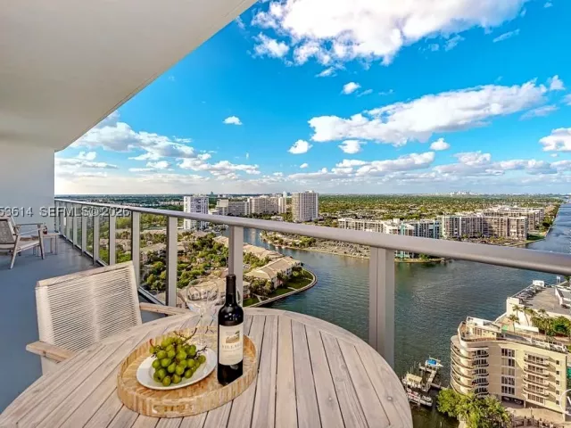 2-bedroom condo for sale in Hollywood - 4010 S Ocean Dr R2701 - MondialRealty