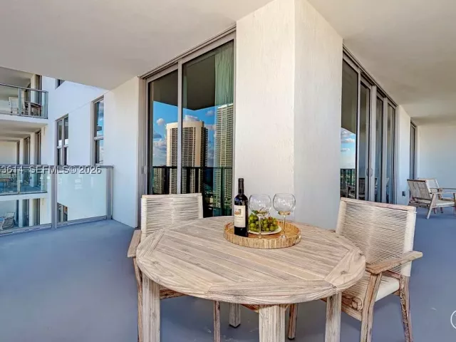 2-bedroom condo for sale in Hollywood - 4010 S Ocean Dr R2701 - MondialRealty