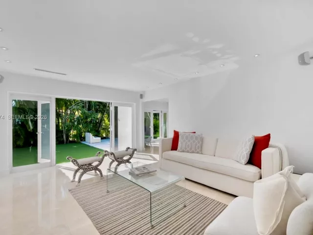 4-bedroom home for rent in Coral Gables - 1430 N Baracoa Ave - MondialRealty