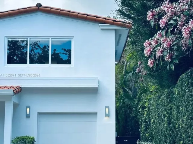 4-bedroom home for rent in Coral Gables - 1430 N Baracoa Ave - MondialRealty