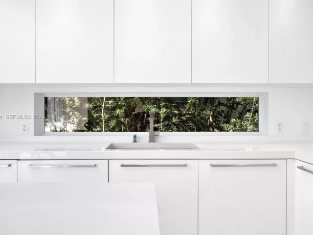 4-bedroom home for rent in Coral Gables - 1430 N Baracoa Ave - MondialRealty