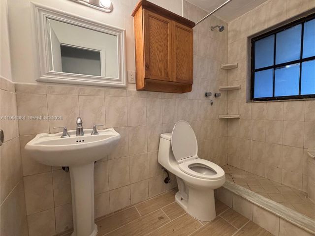 Home for rent at 2510 NE 9th Ter - photo 7429701