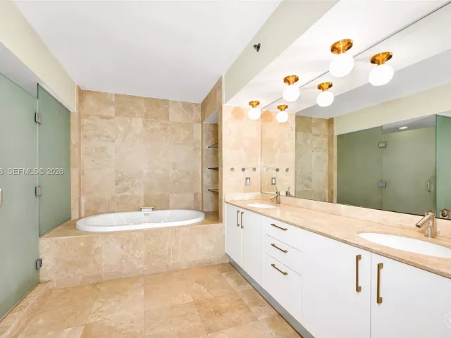 2-bedroom condo for rent in Miami Beach - 450 Alton Rd 2810 - MondialRealty